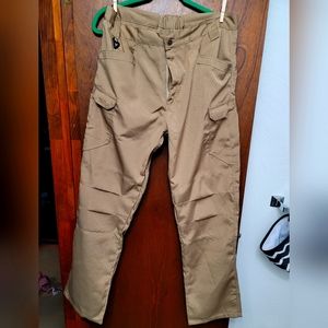 NWOT.  Men's tactical cargo pants.   Size XL.  (742)